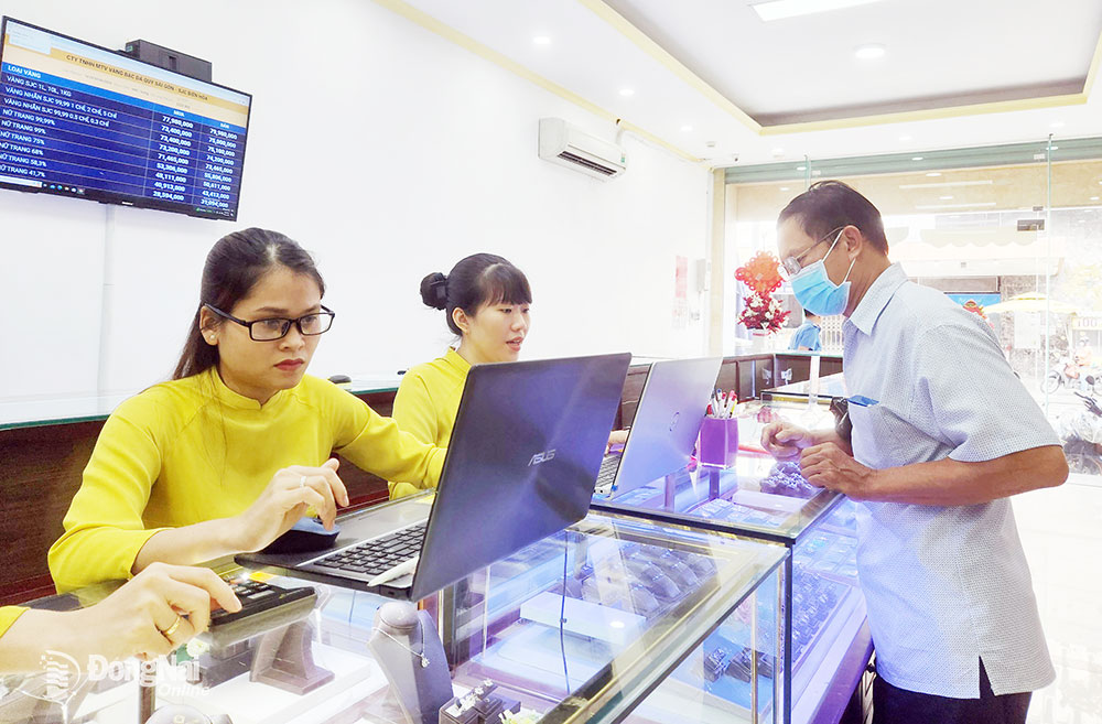 Người dân đến tham khảo các loại vàng miếng, nữ trang vàng tại chi nhánh Công ty TNHH MTV Vàng bạc đá quý Sài Gòn (SJC) tại Biên Hòa. Ảnh: H.Quân
