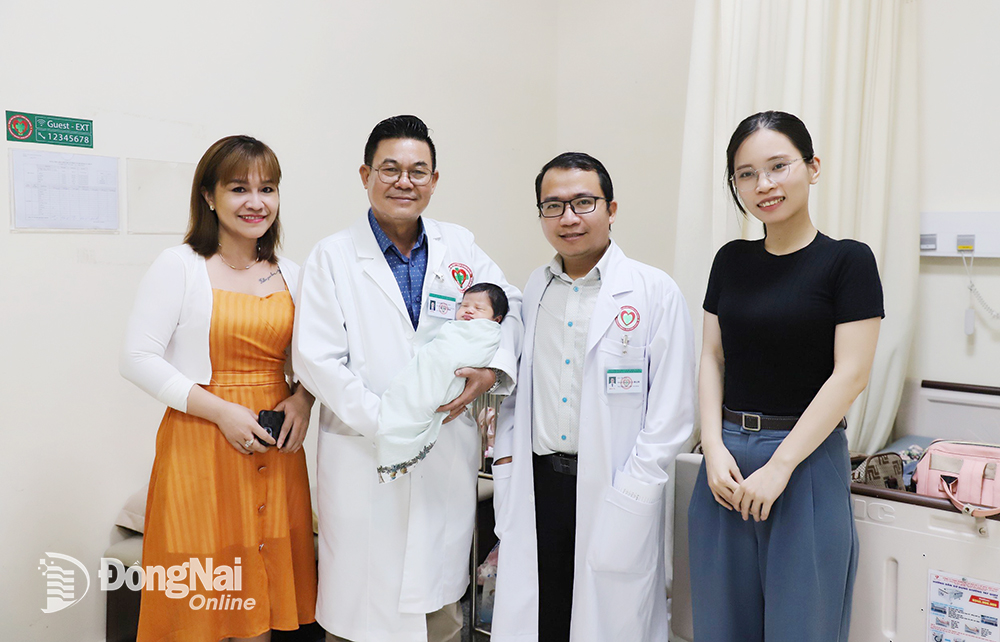 Bé đã ổn định sức khoẻ, tiêm đầy đủ vaccine sau sinh trước khi xuất viện. Ảnh: BVCC