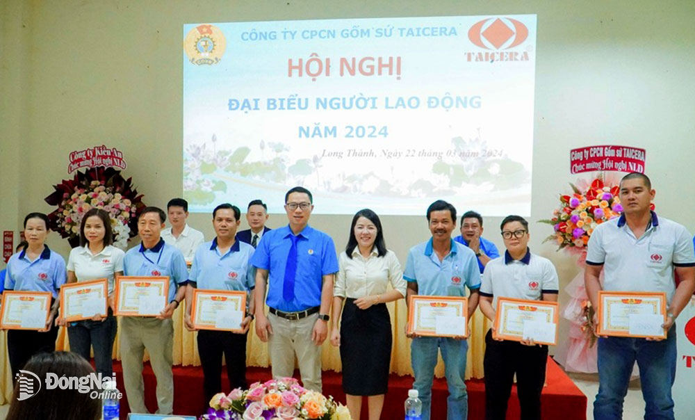 Hội nghị Người lao động - một trong những kênh phát huy quyền dân chủ của công nhân lao động tại doanh nghiệp. Trong ảnh: Công ty CP Công nghiệp gốm sứ Taicera khen thưởng lao động tiêu biểu tại Hội nghị Người lao động năm 2024. Ảnh: L.Mai