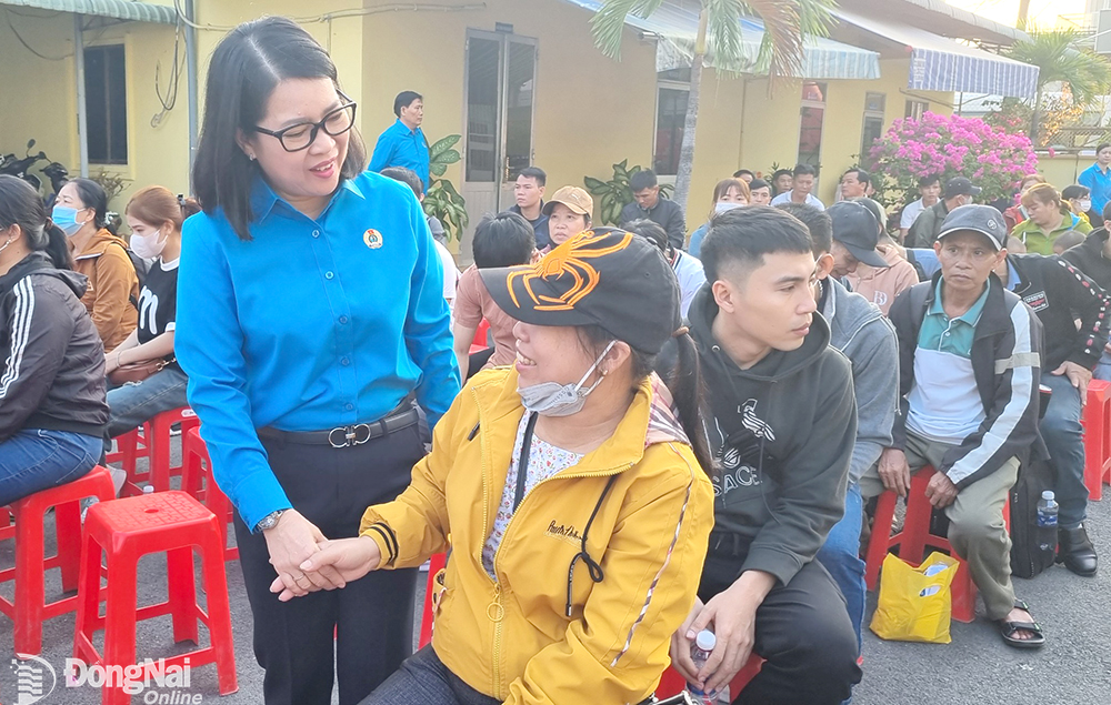 Chủ tịch Liên đoàn Lao động tỉnh Nguyễn Thị Như Ý động viên nữ công nhân lao động hoàn cảnh khó khăn dịp Tết Nguyên đán 2024.