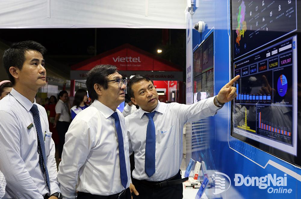 Phó chủ tịch UBND tỉnh Nguyễn Sơn Hùng (giữa) tham quan triển lãm giới thiệu các mô hình chuyển đổi số tại Tuần lễ Chuyển đổi số Đồng Nai năm 2023. Ảnh: Hải Quân