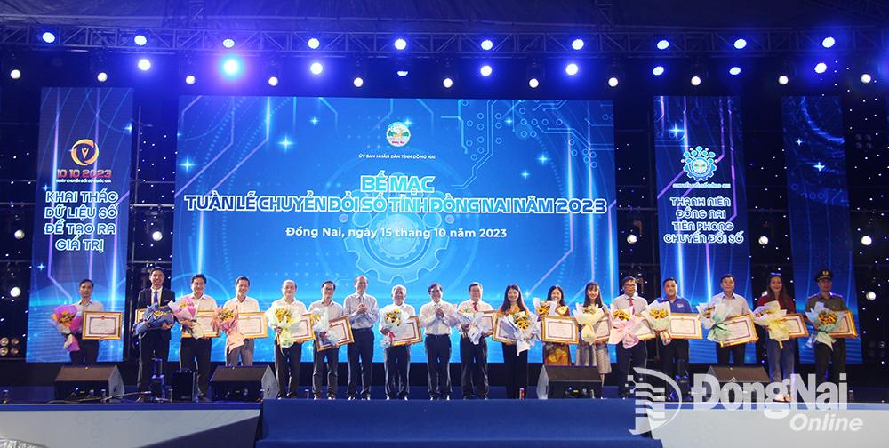 Phó chủ tịch UBND tỉnh Nguyễn Sơn Hùng trao tặng bằng khen của UBND tỉnh cho các cơ quan, đơn vị có nhiều đóng góp trong Tuần lễ chuyển đổi số Đồng Nai năm 2023, trong đó có Báo Đồng Nai. Ảnh: Hải Quân