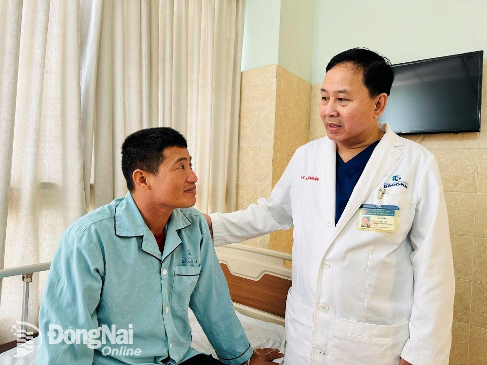 Bác sĩ Lê Ngân căn dặn bệnh nhân một số vấn đề sau khi phẫu thuật. Ảnh: Hạnh Dung