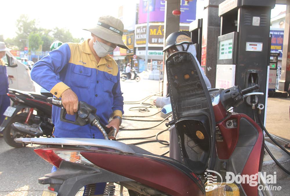 Tăng lần thứ 3 liên tiếp, giá xăng RON 95 vượt mốc 23 ngàn đồng/lít