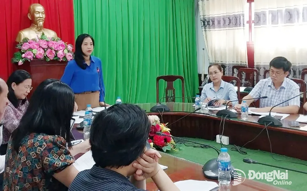Trưởng ban Văn hóa - xã hội Huỳnh Ngọc Kim Mai phát biểu trao đổi tại buổi khảo sát. Ảnh: Nhật Quang