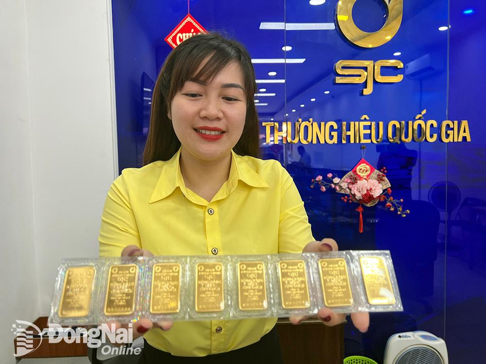 Giá vàng miếng SJC được niêm yết mua vào 74,98 triệu đồng/lượng và bán ra ở mức 76,98 triệu đồng/lượng, tương đương so với cuối tuần trước. Ảnh: Hải Quân 
