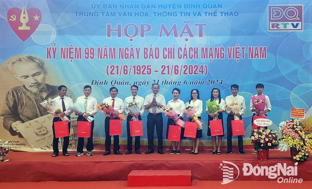 Chủ tịch UBND huyện Định Quán khen thưởng cho các nhà báo, phóng viên, kỹ thuật viên có thành tích tốt trong hoạt động báo chí, tuyên truyền của huyện trong năm qua. Ảnh: Hải Quân