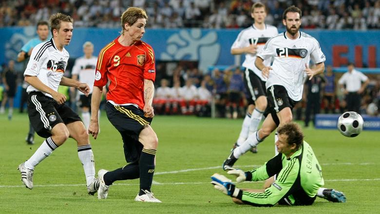 Thủ thành Lehmann trong pha đối mặt Torres ở chung kết Euro 2008