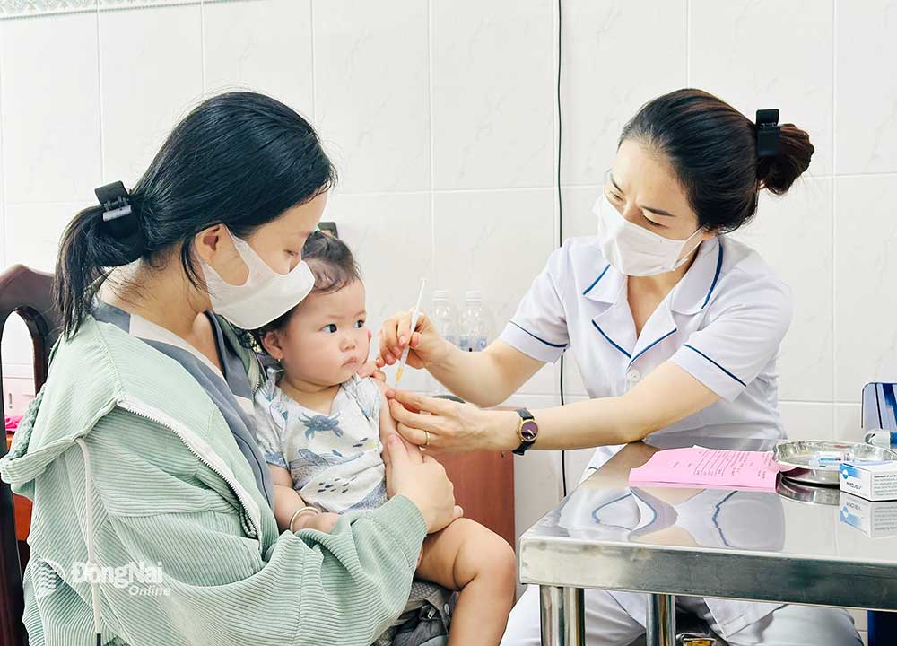 Tiêm vaccine phòng bệnh cho trẻ tại Trung tâm Kiểm soát bệnh tật tỉnh. Ảnh: H.Dung