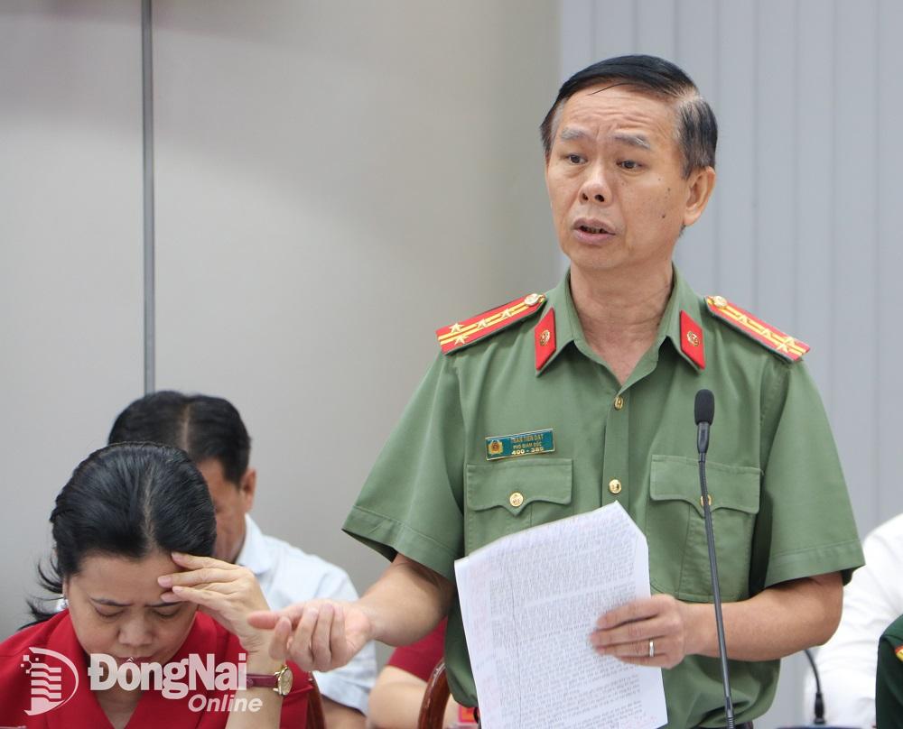 Đại tá Trần Tiến Đạt, Phó giám đốc Công an tỉnh thông tin về vụ việc. Ảnh Phạm Tùng