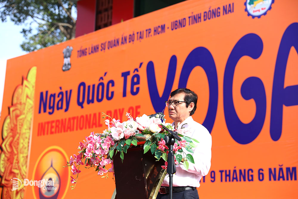 Phó chủ tịch UBND tỉnh Nguyễn Sơn Hùng phát biểu tại chương trình Ngày Quốc tế Yoga tại Đồng Nai. Ảnh: Huy Anh