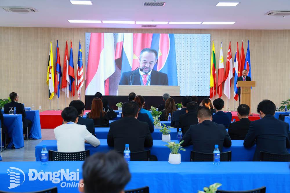 Đại diện đoàn chuyên giá đánh giá kiểm định AUN-QA phát biểu tại buổi lễ khai mạc. Ảnh: CTV