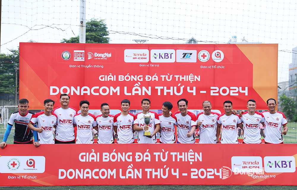Đội Donacom vô địch giải bóng đá từ thiện DONACOM Cup lần IV năm 2024. Ảnh: Huy Anh