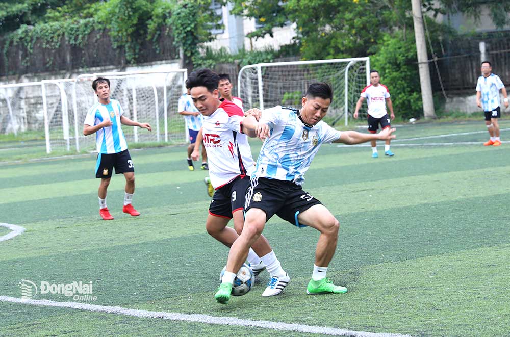 Trận chung kết giữa hai đội HDbeer (áo xanh) và đội chủ giải Donacom. Ảnh: Huy Anh