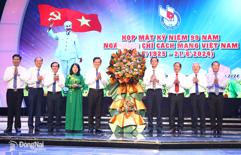 Lãnh đạo tỉnh tặng hoa chúc mừng Hội Nhà báo tỉnh nhân kỷ niệm 99 năm Ngày Báo chí cách mạng Việt Nam (21-6-1925 - 21-6-2024). Ảnh: Huy Anh
