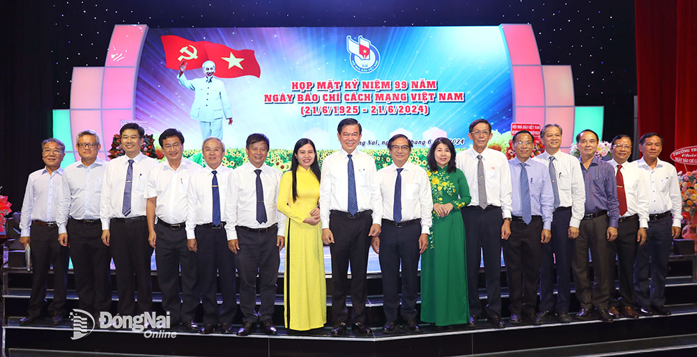 Lãnh đạo tỉnh, các đại biểu và lãnh đạo Hội nhà báo tỉnh Đồng Nai chụp hình lưu niệm tại buổi họp mặt. Ảnh: Huy Anh