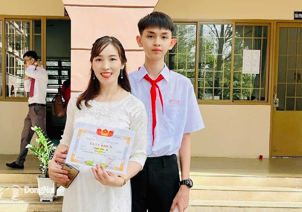 Em Nguyễn Đức An chụp ảnh cùng mẹ là Trịnh Thị Duyên trong năm học cuối ở Trường TH-THCS-THPT Trần Đại Nghĩa (huyện Trảng Bom). Ảnh: T.D