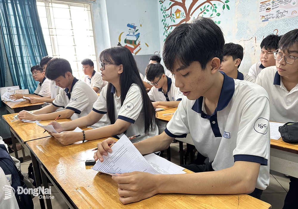 Học sinh Trường trung học phổ thông Lê Quý Đôn - Tân Mai (thành phố Biên Hòa) ôn thi tập trung tại trường đến cận ngày thi.