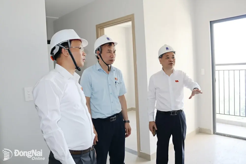 Tổ công tác của Đoàn giám sát Quốc hội thăm quan dự án Nhà ở xã hội A6-A7 tại phường Quang Vinh, thành phố Biên Hòa. Ảnh: Hoàng Lộc
