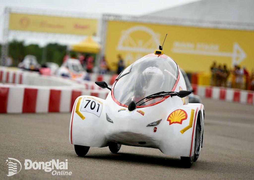 Chiếc xe số hiệu 107 của Trường đại học Lạc Hồng dẫn đầu cuộc thi mô hình xe tiết kiệm nhiên liệu năm 2019. Ảnh:Shell Eco