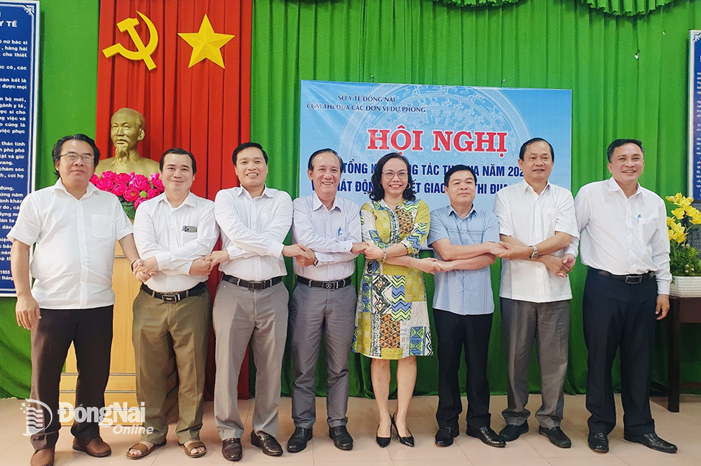 Lãnh đạo các đơn vị bắt tay ký kết thi đua năm 2024. Ảnh: Hoàn Lê