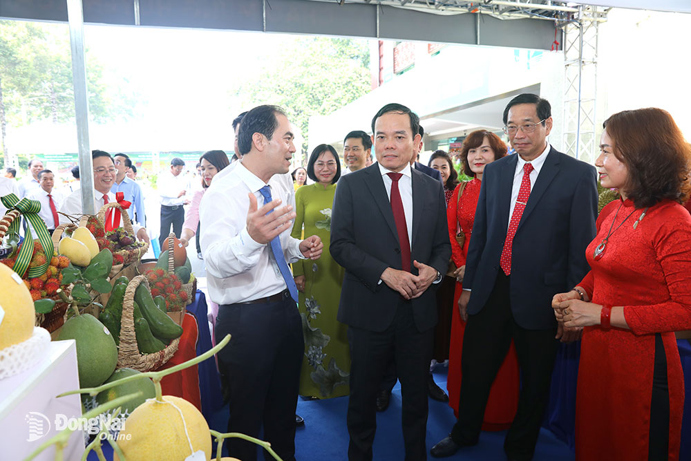 Phó Thủ tướng Chính phủ Trần Lưu Quang và lãnh đạo tỉnh Đồng Nai thăm quan gian hàng trưng bày các sản phẩm nông sản thế mạnh của huyện Xuân Lộc. Ảnh: Huy Anh