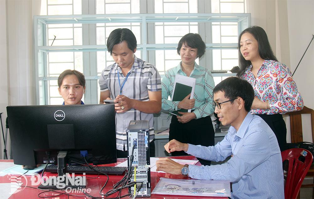 Đoàn khảo sát công tác hỗ trợ người dân thực hiện các dịch vụ công trực tuyến tại UBND xã Thạnh Phú. Ảnh: Hải Quân