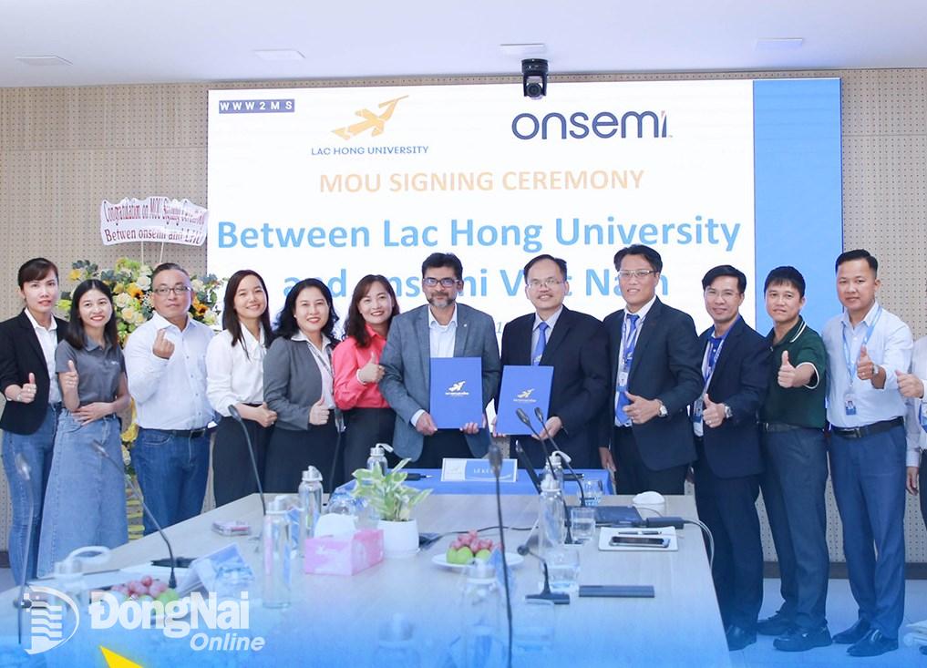 Lãnh đạo Trường đại học Lạc Hồng và Công ty TNHH On Semiconductor Việt Nam trao cho nhau bản ký kết hợp tác chiến lược. Ảnh: LHU