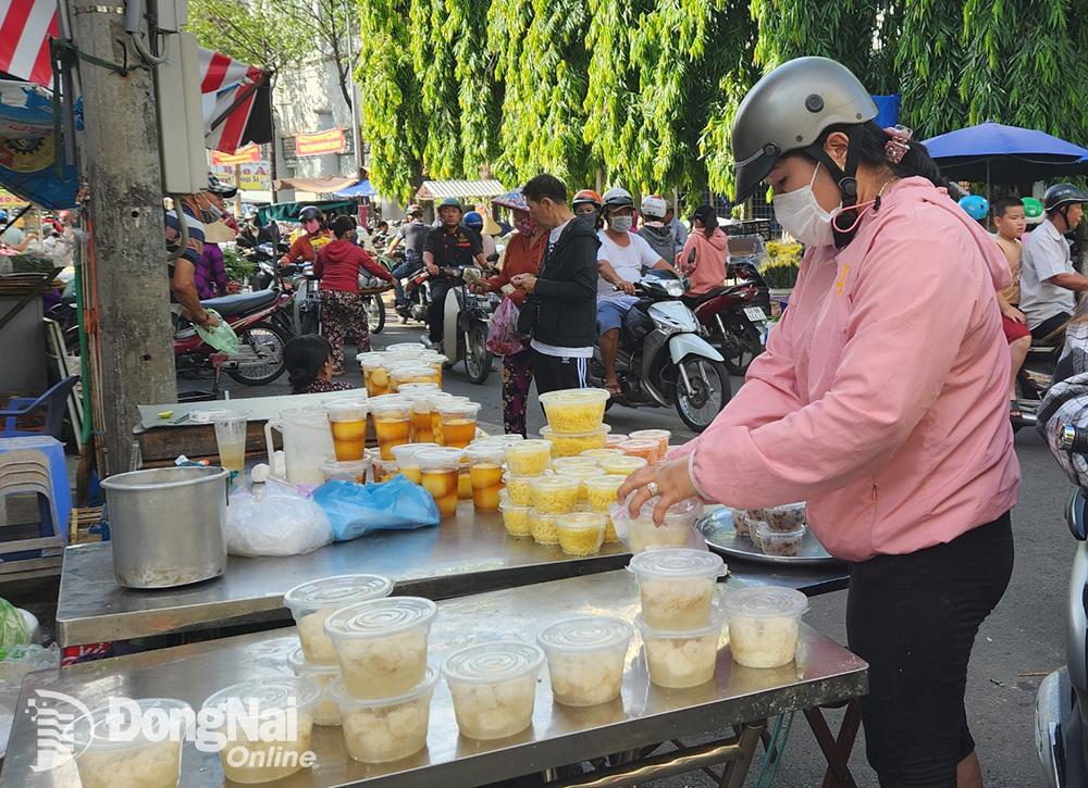 Người dân chọn mua các loại cơm rượu, xôi, chè trôi nước tại chợ Biên Hòa. Ảnh: Lam Phương