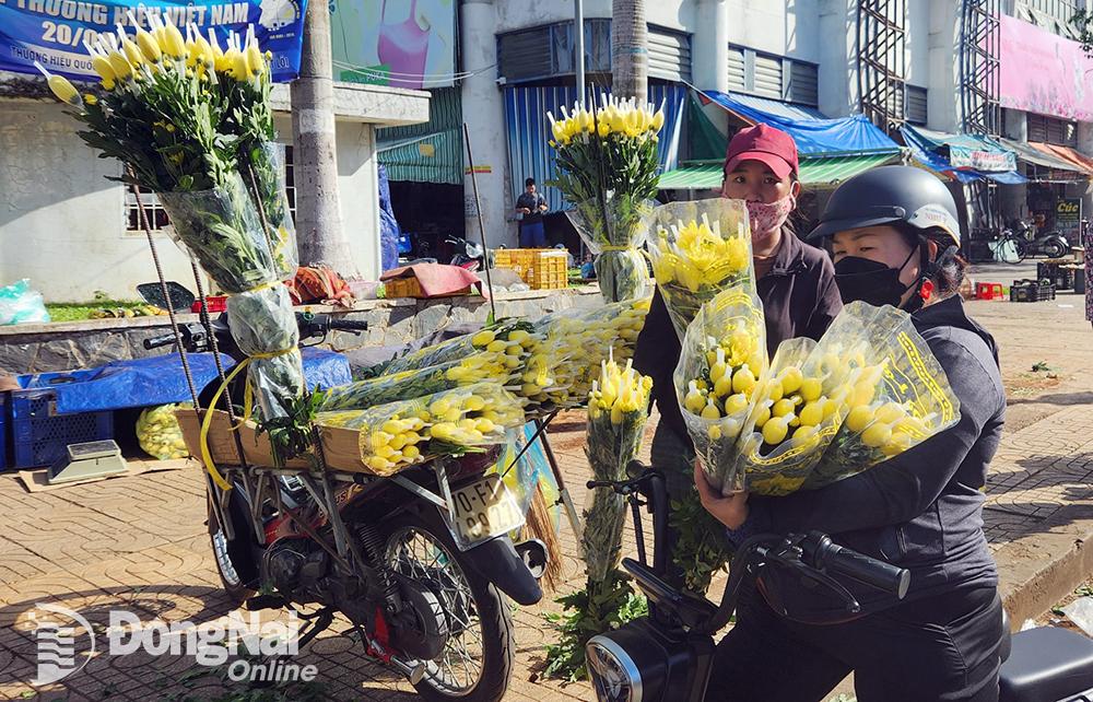 Người dân chọn mua cái loại hoa cúng dịp Tết Đoan Ngọ tại khu vực chợ Biên Hòa. Ảnh: Lam Phương