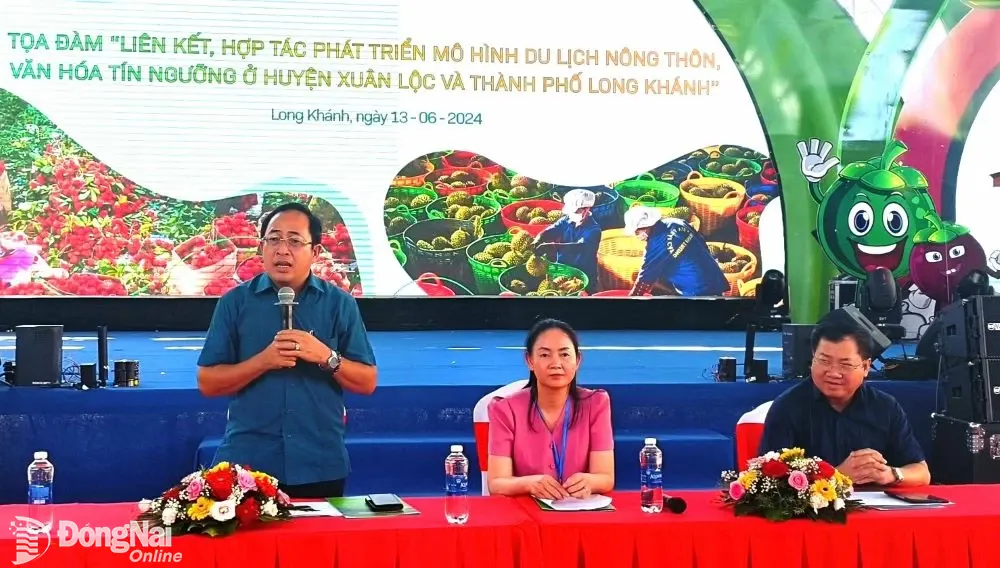 Chủ tịch Hiệp hội du lịch Trần Đăng Ninh phát biểu tại tọa đàm. Ảnh: Ngọc Liên.
