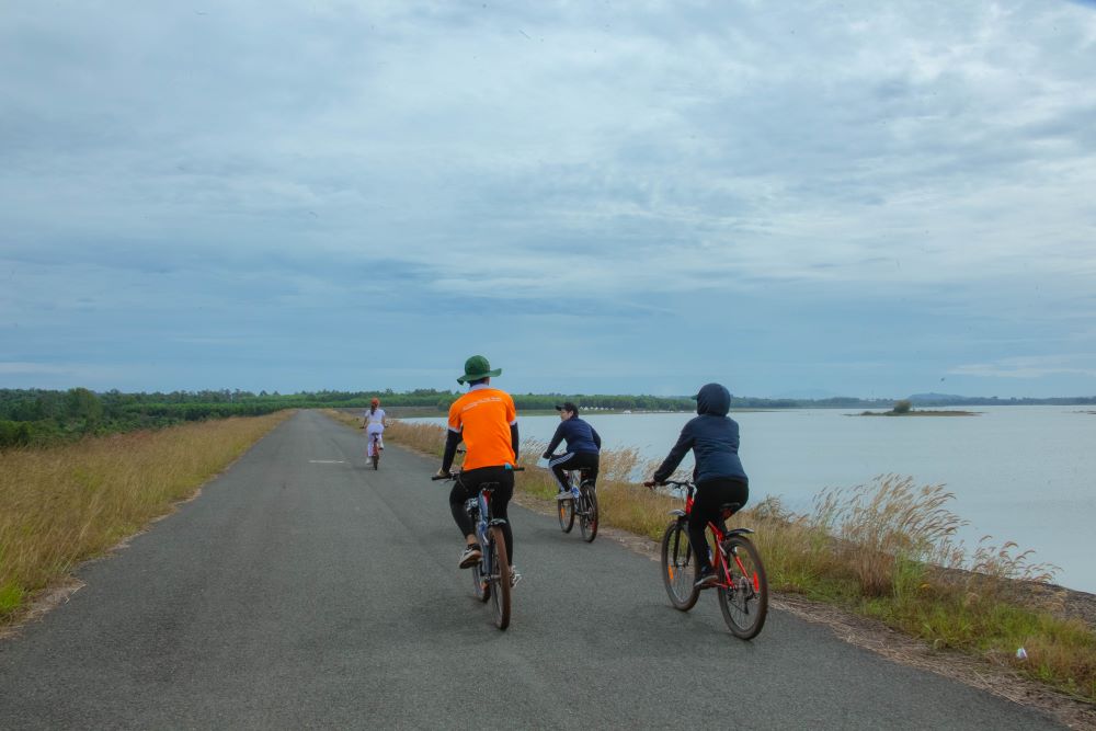 Khách du lịch đạp xe quanh hồ Trị An. Ảnh: Ngọc Liên.