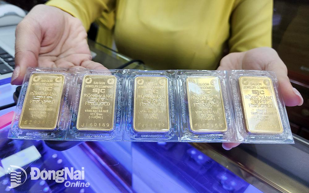 4 ngân hàng Vietcombank, Agribank, VietinBank, BIDV và Công ty SJC triển khai bán vàng bình ổn giá trực tiếp đến người dân từ ngày 3-6. Ảnh: Hải Quân