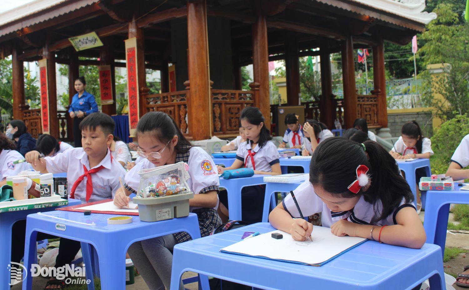 Các em học sinh tham gia hội thi vẽ tranh chủ đề các nhân vật lịch sử, cảnh đẹp vùng đất Biên Hòa - Đồng Nai. Ảnh: My Ny