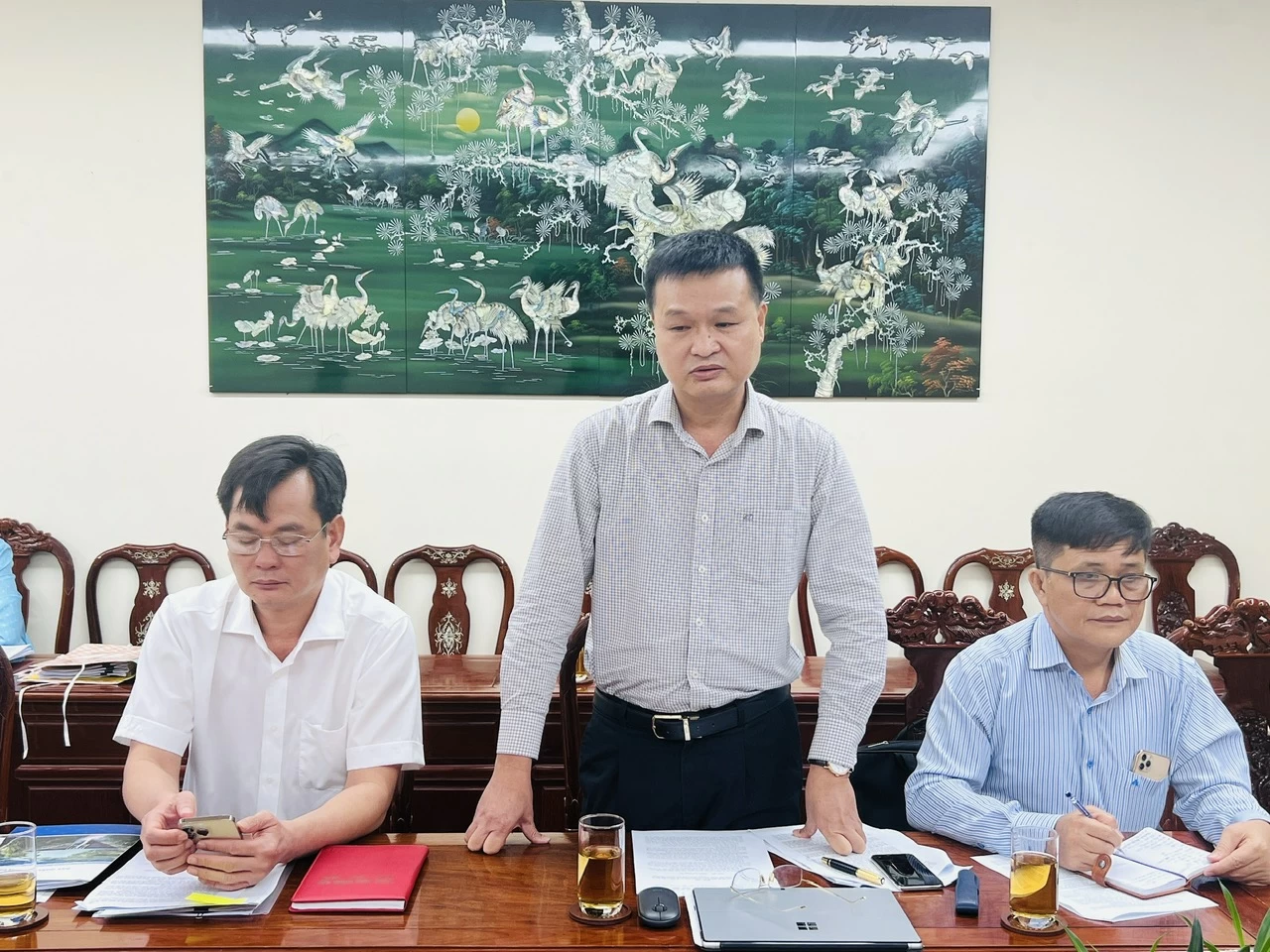 Đại diện Ban Quản lý dự án điện 3 (thuộc Tập đoàn Điện lực Việt Nam) kiến nghị với lãnh đạo tỉnh. Ảnh: Hoàng Lộc
