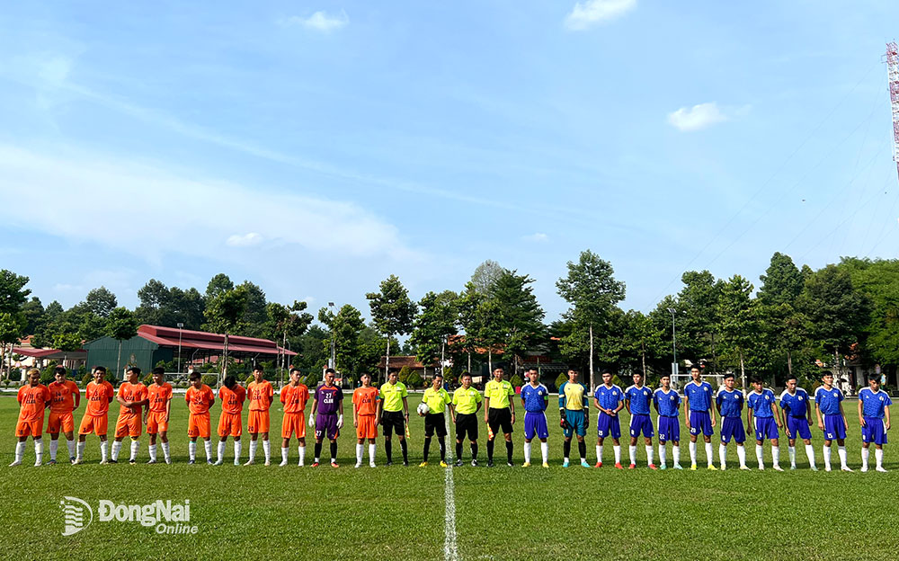 Hai đội C1 Sport - phường Hóa An và Nhà Hàng Bụi – phường Thống Nhất (áo xanh) thi đấu trận bán kết 2. Ảnh: ĐVCC