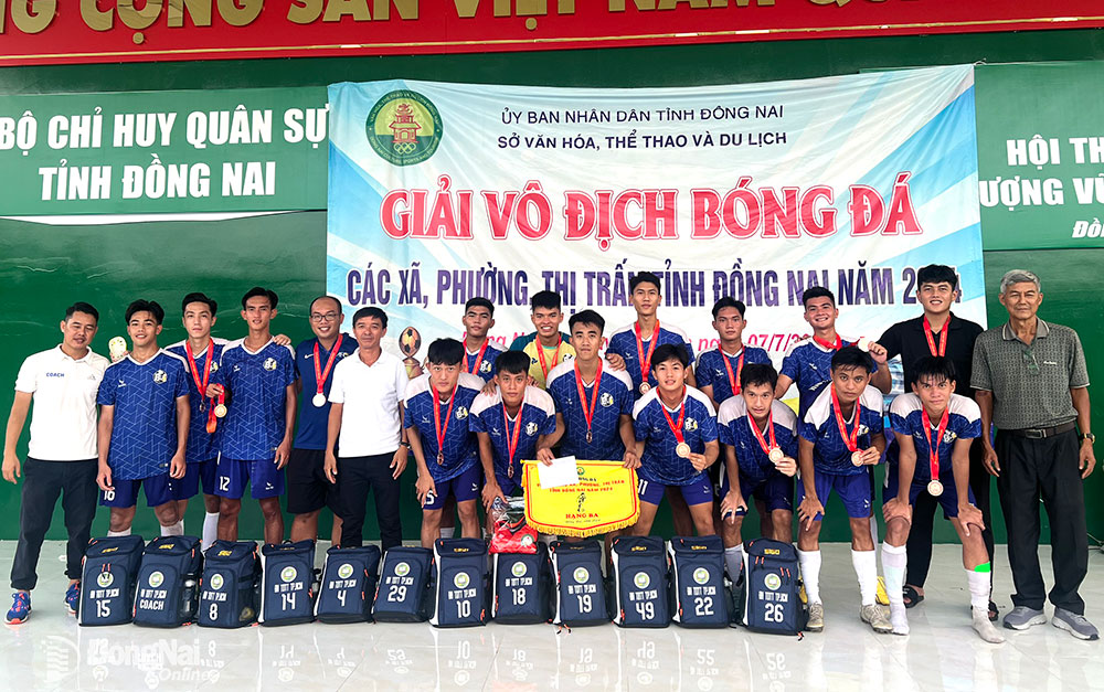 Đội bóng Nhà Hàng Bụi – phường Thống Nhất nhận đồng giải ba. Ảnh: ĐVCC