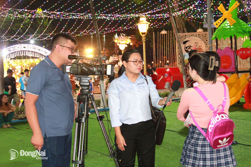 Phóng viên Báo Đồng Nai tác nghiệp tại sự kiện Tuần lễ Văn hóa giáo dục thành phố Biên Hòa năm 2023.