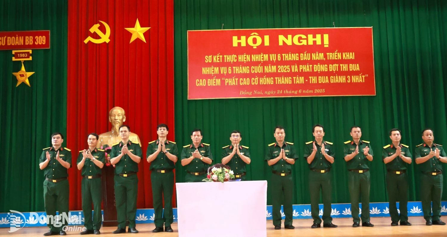 Các đầu mối thuộc Sư đoàn 309 ký cam kết thực hiện hiệu quả đợt thi đua cao điểm. Ảnh: Nguyễn Hùng
