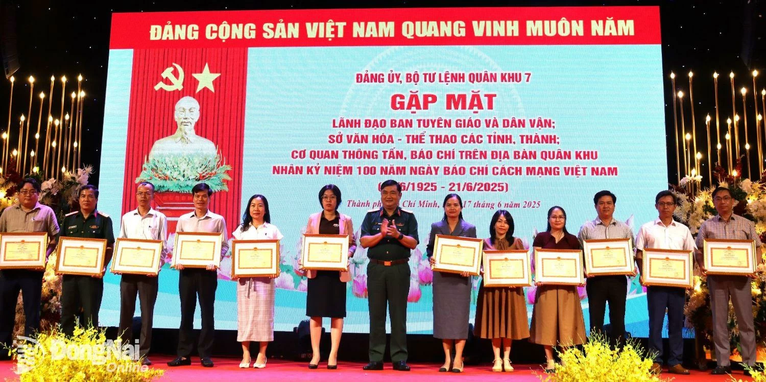 Thiếu tướng Lê Xuân Thế khen thưởng cá nhân có thành tích xuất sắc trong tuyên truyền lực lượng vũ trang Quân khu 7. Ảnh: Nguyệt Hà