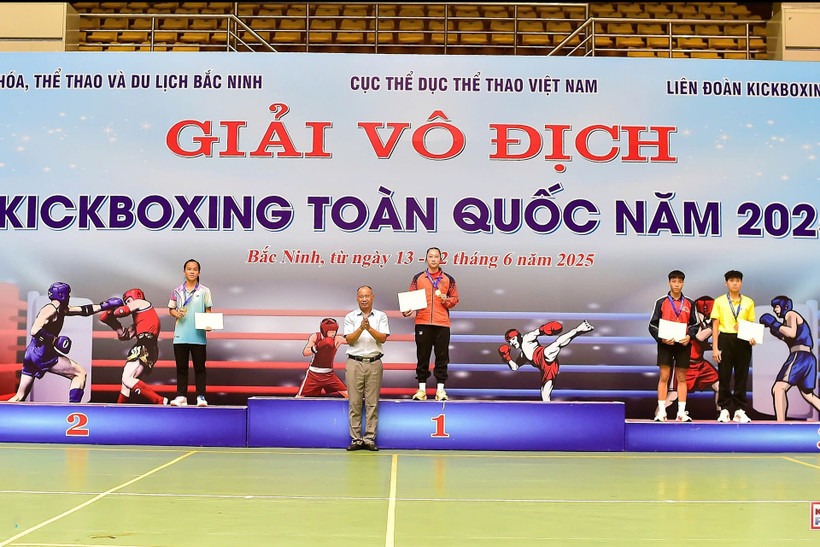 TS Vũ Đức Thịnh, Chủ tịch Liên đoàn Kickboxing Việt Nam trao thưởng cho các vận động viên đạt thứ hạng cao tại giải. Ảnh: ĐVCC
