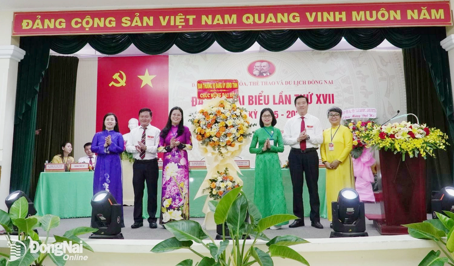 Đại diện lãnh đạo Ban thường vụ Đảng ủy UBND tỉnh tặng hoa chúc mừng đại hội. Ảnh: My Ny