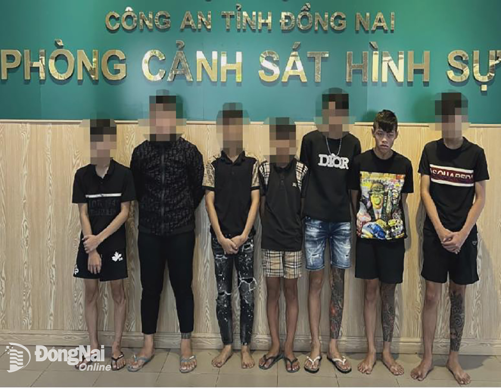 Nhóm thanh, thiếu niên vi phạm pháp luật bị lực lượng công an bắt xử lý. Ảnh: C.T.V