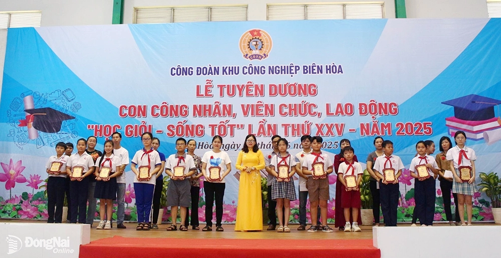 Công đoàn Khu công nghiệp Biên Hòa trao thưởng cho các em học sinh xuất sắc. Ảnh: L.Mai