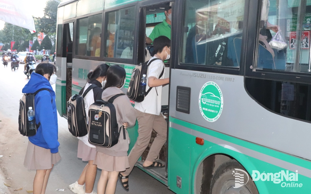 Nhiều người dân trên địa bàn tỉnh đã chọn xe buýt làm phương tiện đi lại ổn định trong nhiều năm nay. Ảnh: A.Nhơn