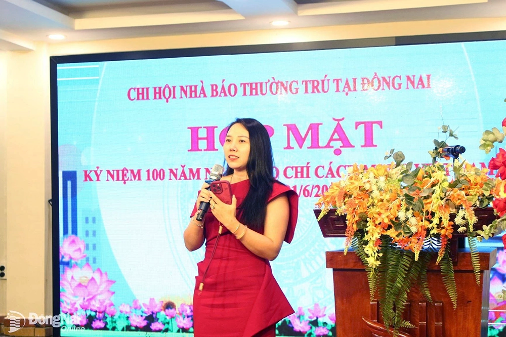 Nhà báo Nguyễn Nhâm, phóng viên Báo Xây dựng chia sẻ kỷ niệm tác nghiệp tại Đồng Nai. Ảnh: Lan Mai