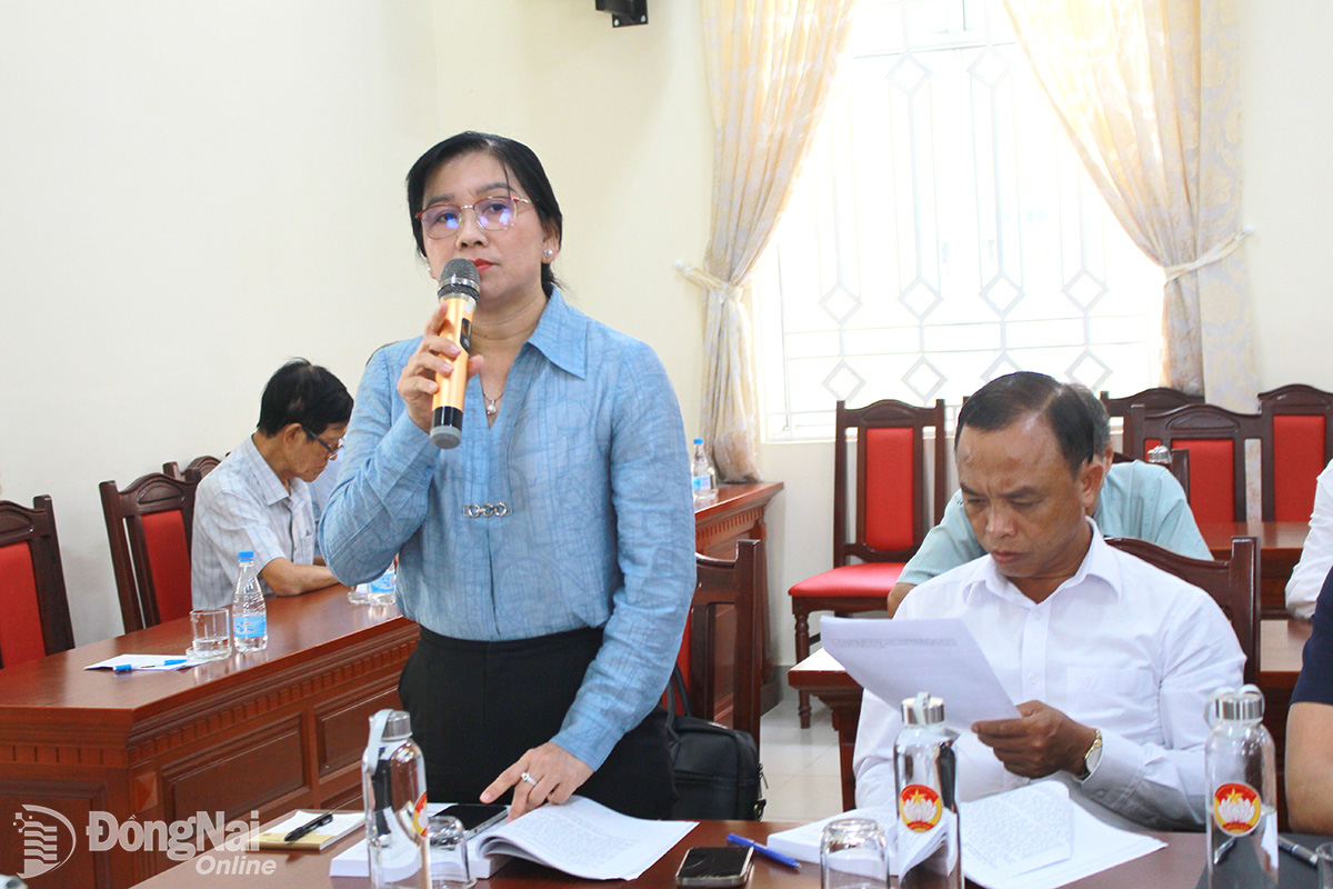 Các đại biểu phát biểu ý kiến tại Hội nghị Lấy ý kiến đóng góp các dự thảo văn kiện Đại hội XIV của Đảng do Ủy ban MTTQ Việt Nam tỉnh tổ chức. Ảnh: Hồ Thảo