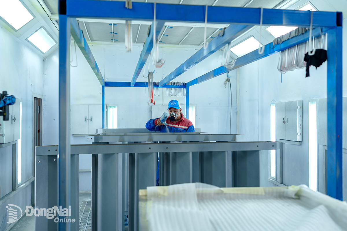 Sản xuất tại một doanh nghiệp tư nhân ở thành phố Biên Hòa. Ảnh:V.Gia