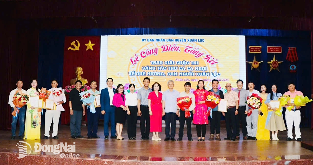 Lãnh đạo huyện Xuân Lộc chụp hình cùng các tác giả đạt giải của cuộc thi. Ảnh: Lê Tùng