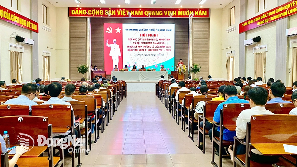 Quang cảnh buổi tiếp xúc cử tri. Ảnh: Minh Dũng